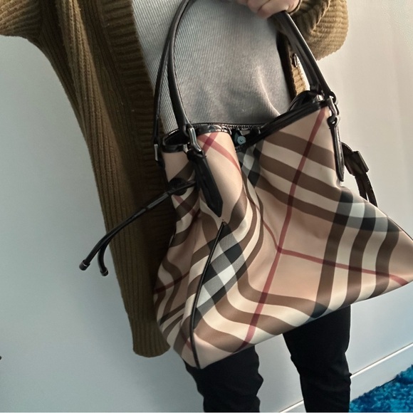 Luxurious Authentic Burberry Large Novacheck Tote - Picture 3 of 14